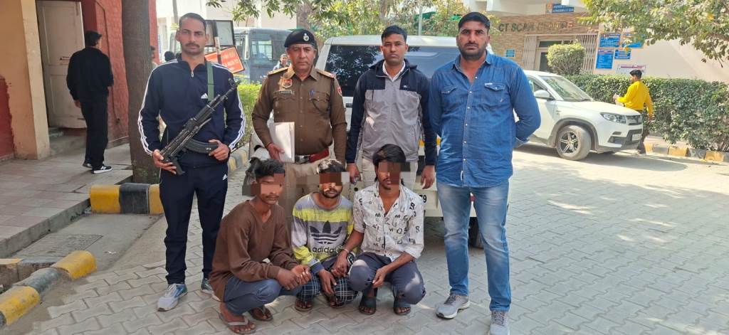 Three accused of knifepoint snatching arrested